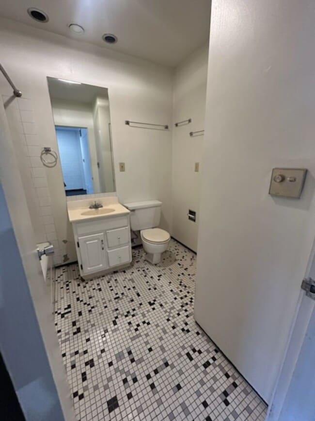 Building Photo - 1 bedroom, 1 bath apartment