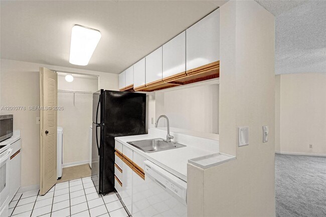 Building Photo - 9901 Westview Dr
