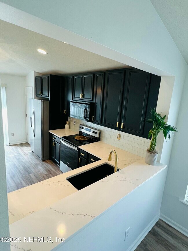 Building Photo - 469 Monet Ave