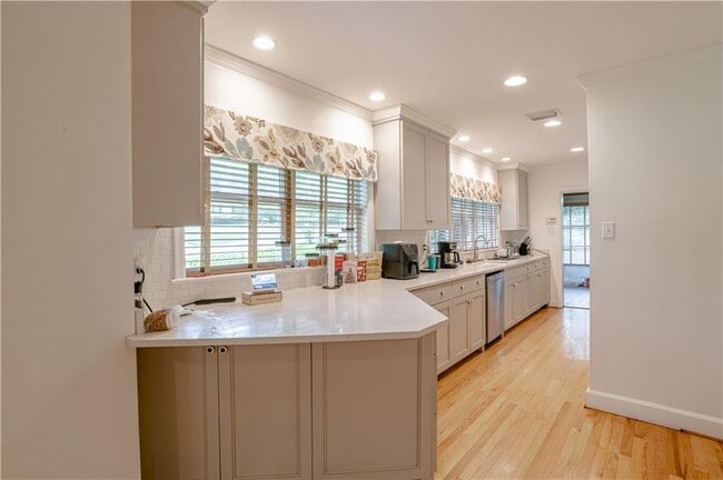 Building Photo - 324 Dalewood Dr