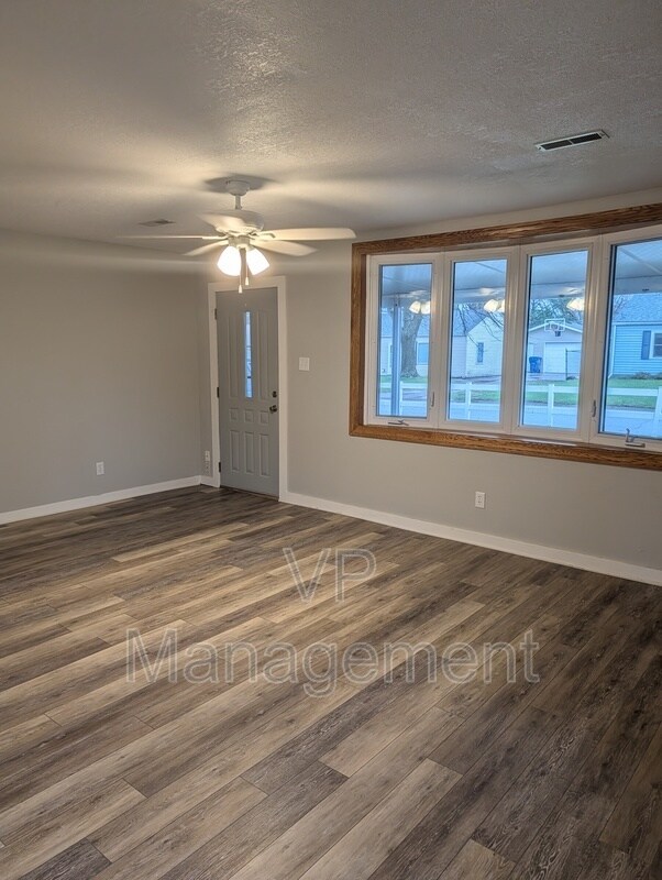 Building Photo - 7107 Volquardsen Ave