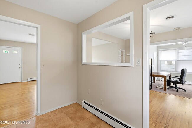 Building Photo - 943 Edgebrook Dr N