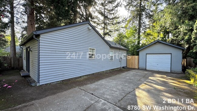 Building Photo - Bright 2 BD | 1 BA Home - A Hidden Gem in Garden Home!