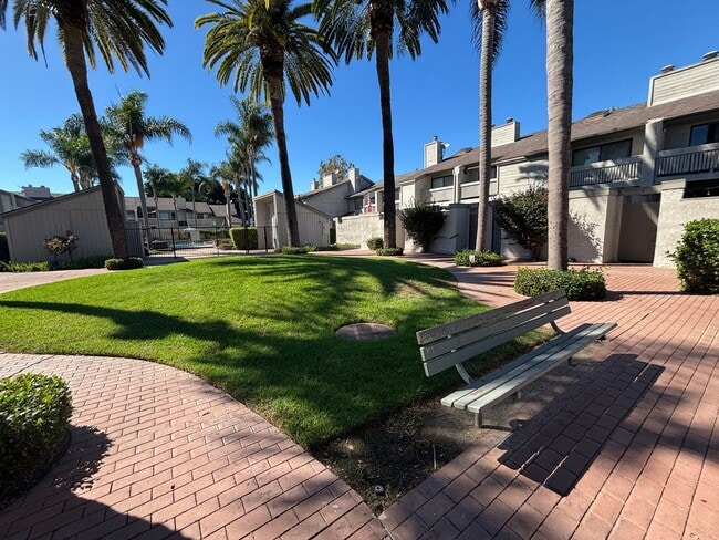 Building Photo - Updated 2 Bedroom home in Fullerton