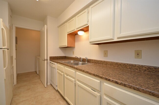 Building Photo - 9700 Leawood Blvd