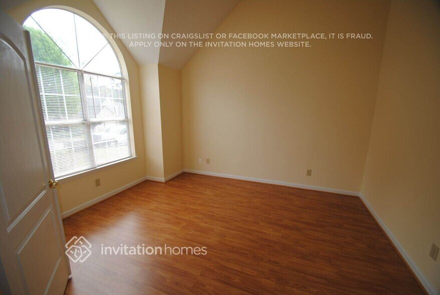 Building Photo - 4220 E Meadow Dr