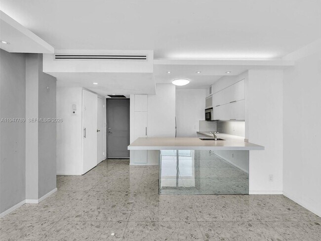 Building Photo - 100 Bayview Dr