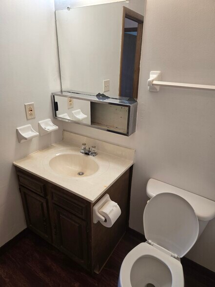 Full bath - 5645 Chatford Dr