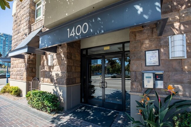 Building Photo - Rare Corner 3BR with Great Natural Light + 2 Parking Spaces