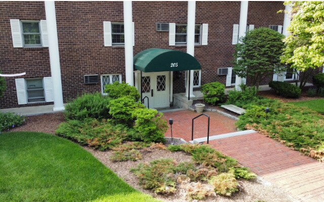 Building Photo - 205 Great Rd