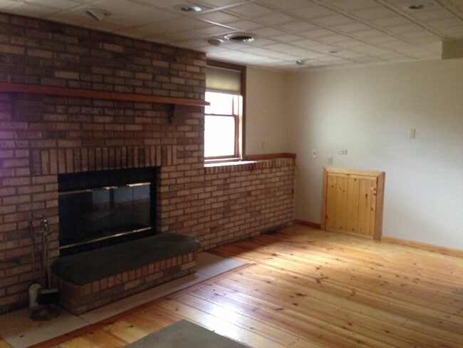 Building Photo - Beautiful tri level home