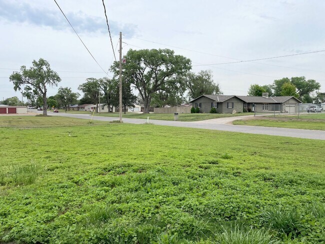 Building Photo - 3 Bed, 2 Bath in South Hutchinson