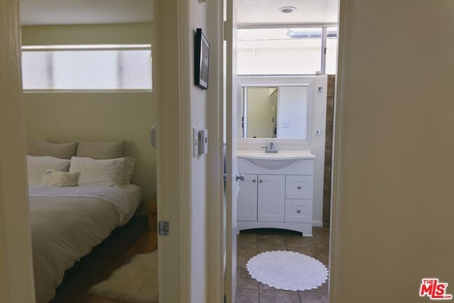 Building Photo - 423 W Ellis Ave