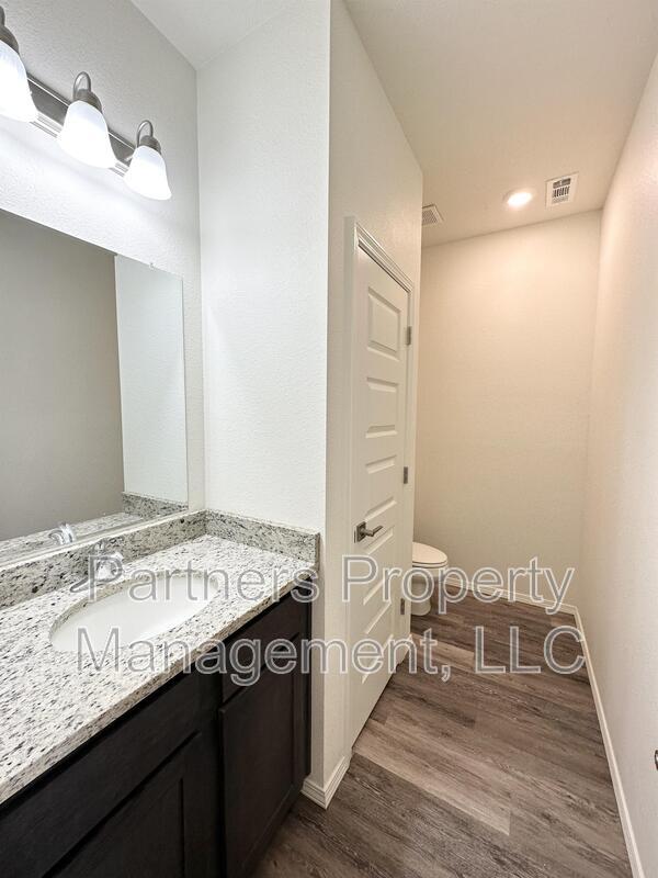 Building Photo - 940 S Amarillo Ave