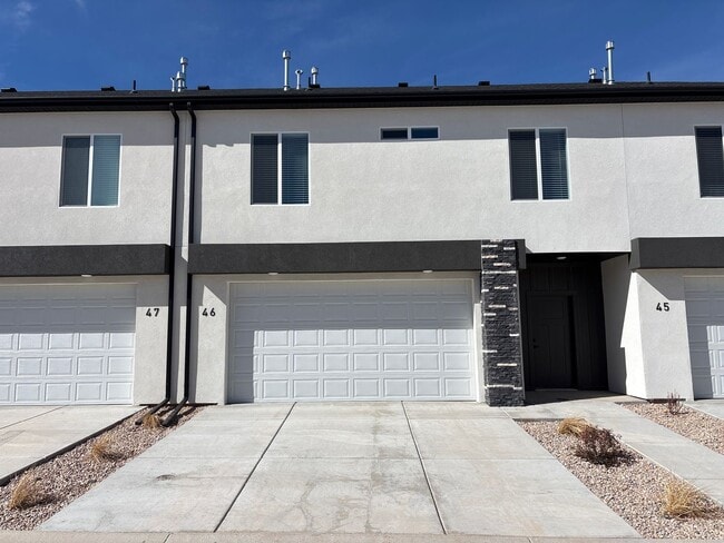 Building Photo - Crosshollows Home Available!