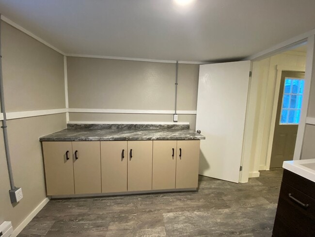 Building Photo - 3 Bdrm, 1.5 Bath