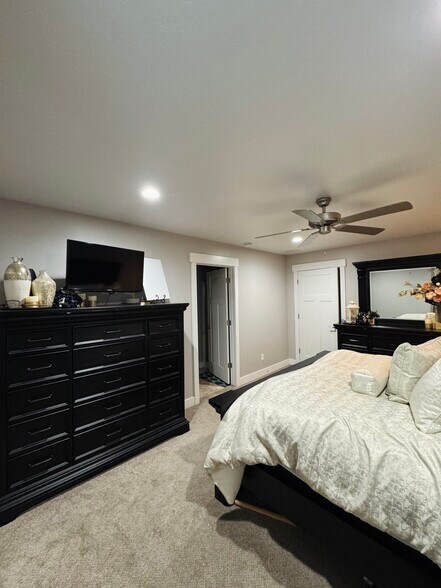 Building Photo - 758 S Aspen Way