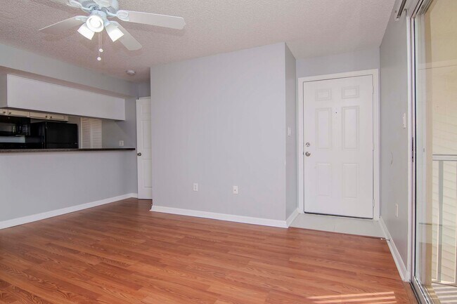Building Photo - Remodeled 2 Bedroom 2 Bathroom w/ Master Ensuite Walk In Shower