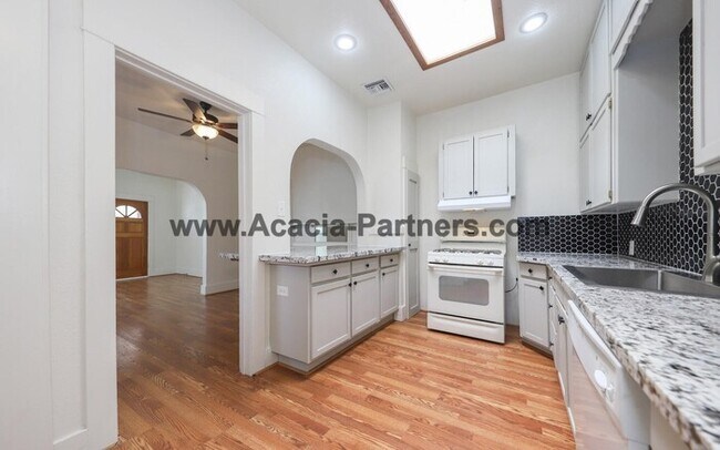 Building Photo - Historic Four Bedroom HOme