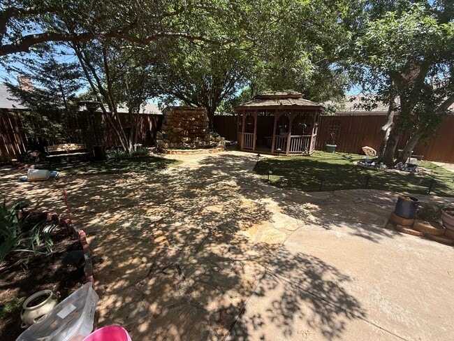 Building Photo - Available July 1st! 3/2/2 in Preston Smith
