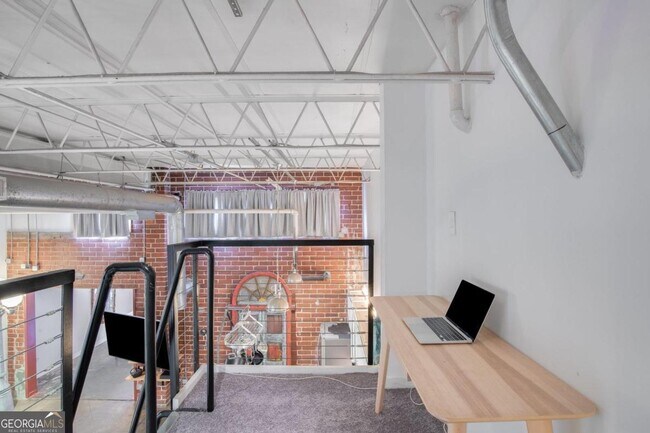 Building Photo - 174 Chester Ave SE