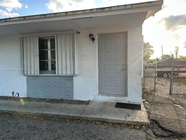 Building Photo - 2 bedroom in Hollywood FL 33024