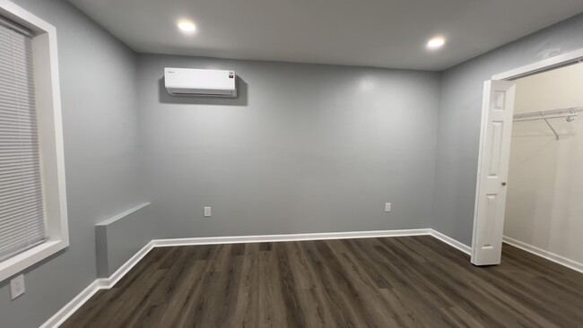 Building Photo - 2 Bedroom 1 Bath Basement Apt (Free Utilit...