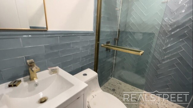 Building Photo - Stunning NEW 3 Bed 2 Bath Duplex in Bed St...