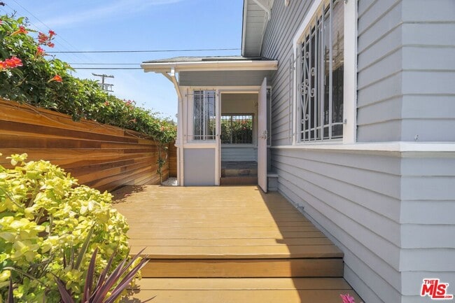 Building Photo - 320 4th Ave