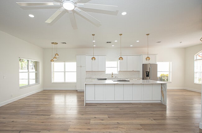 Building Photo - 10881 La Salinas Cir