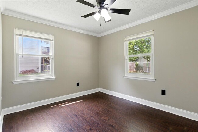 Building Photo - 643 University Dr