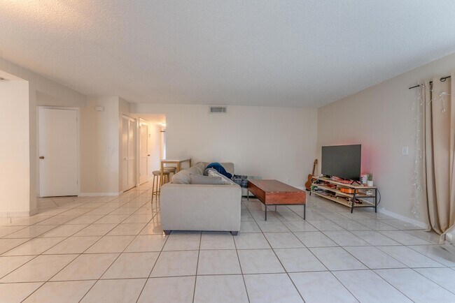 Building Photo - 720 N Dixie Hwy