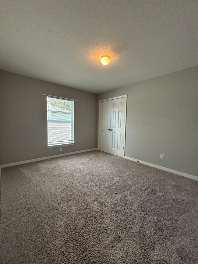 Building Photo - Don't Miss This 4 Bed, 2 Bath Home with Fe...