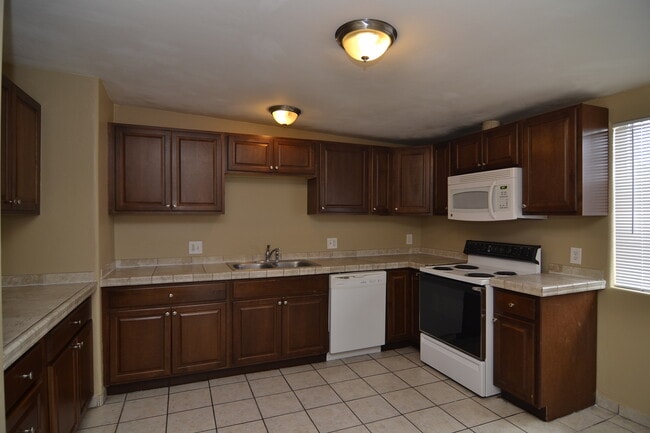 Building Photo - Spacious 4 Bedroom 2 Bath Home! Great South Tucson Location!