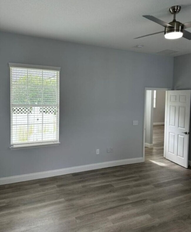 Building Photo - Completely remodeled 4 Bedroom 2 Bath sing...
