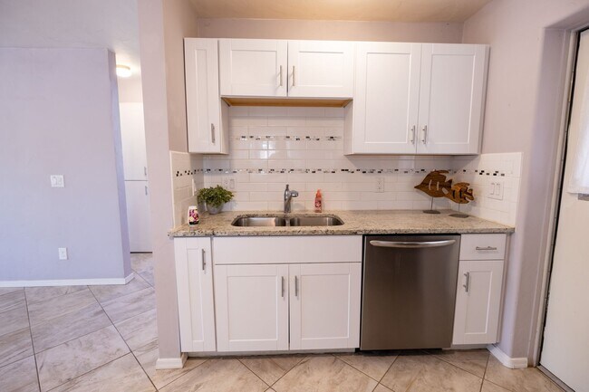 Building Photo - Don't miss your chance on this Marana gem!...