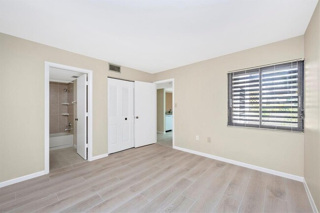 Building Photo - 5172 Lake Village Dr