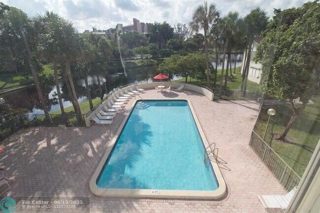 Building Photo - 2316 S Cypress Bend Dr