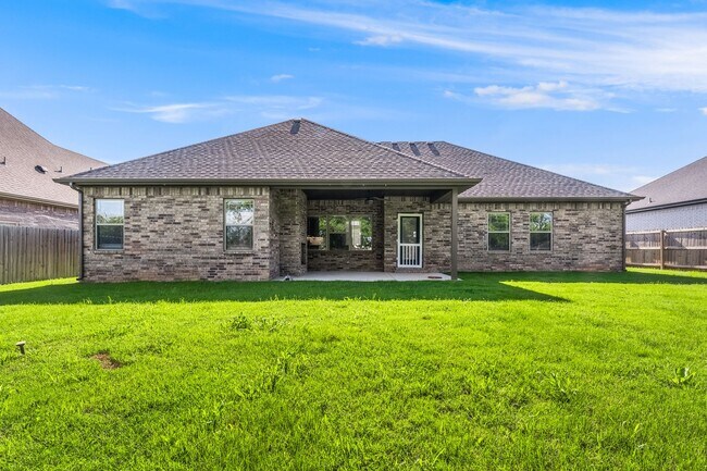 Building Photo - Three bedroom home, ready NOW