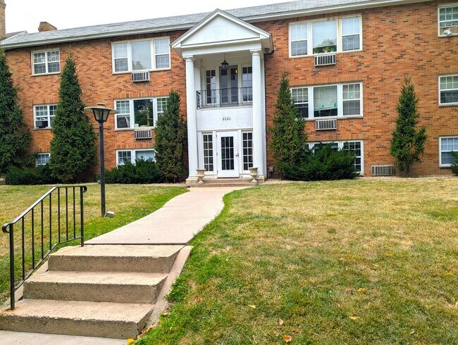 Building Photo - 2020 Pillsbury Ave