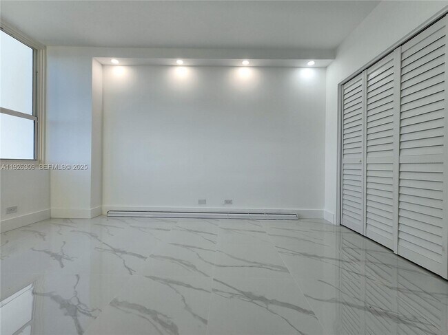 Building Photo - 3505 S Ocean Dr