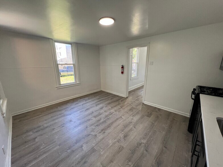 Building Photo - 2921 W 6th St