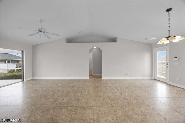 Building Photo - 915 NE 10th Ln