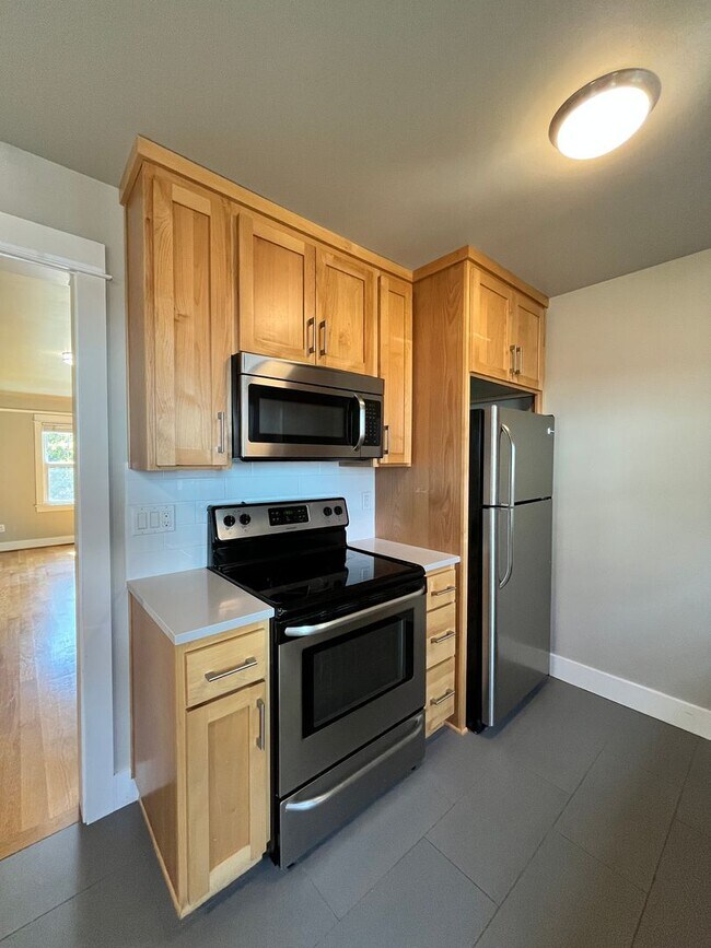 Building Photo - Gorgeous 2-Bedroom Townhome! Hardwood Floo...