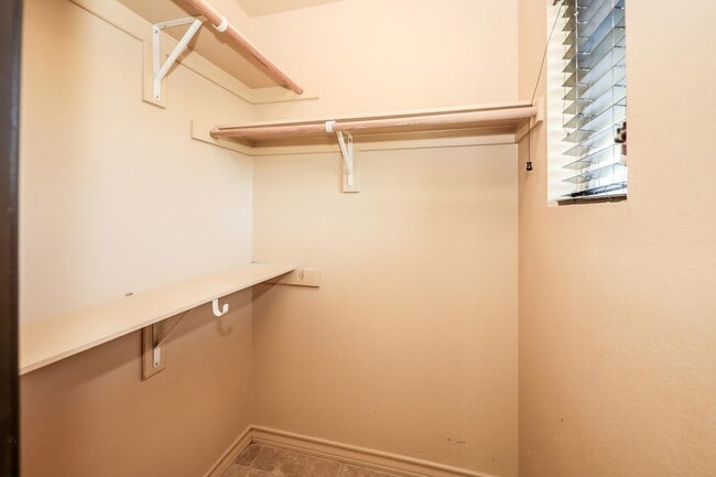 Building Photo - 9813 Sandhill Dr