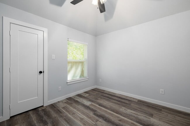 Building Photo - 400 Leuty St