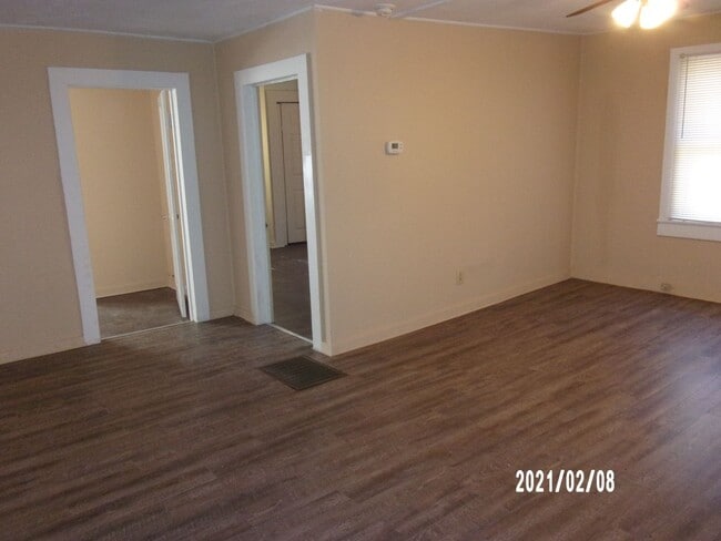 Building Photo - 2 Bedroom Apartment