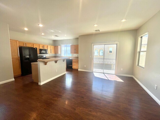 Building Photo - **$800 OFF MOVE IN BY 11/14/25**Spacious T...