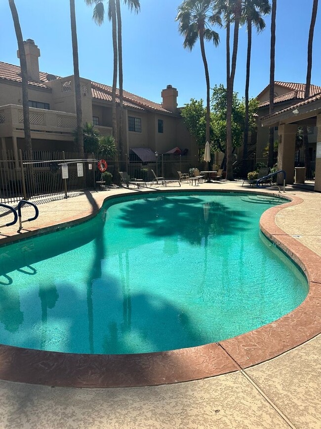 Building Photo - Great Location! 2 Bedroom! 2 Bath! Ground Level Unit