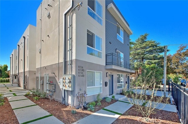 Primary Photo - 11726 Hamlin St